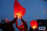 我国陆地最低点放飞千盏孔明灯迎新春
