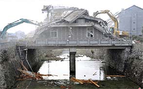浙江温岭建在桥上“最牛楼房”被拆除