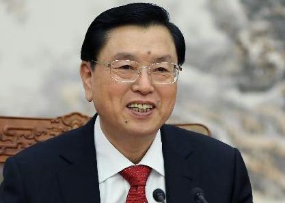 张德江主持十二届全国人大一次会议主席团常务主席第一次会议