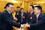 李克强看望经济、农业界委员并参加联组会