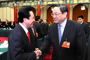 俞正声看望港澳地区委员并参加联组讨论