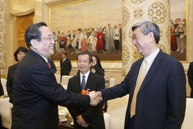 俞正声亲切看望参加两会报道的新闻工作者