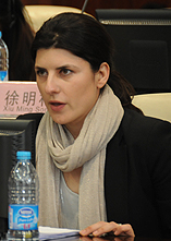 德国艺术理论家和策展人Natalia Schmidt发言