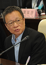 汕头大学长江艺术与设计学院院长王受之发言