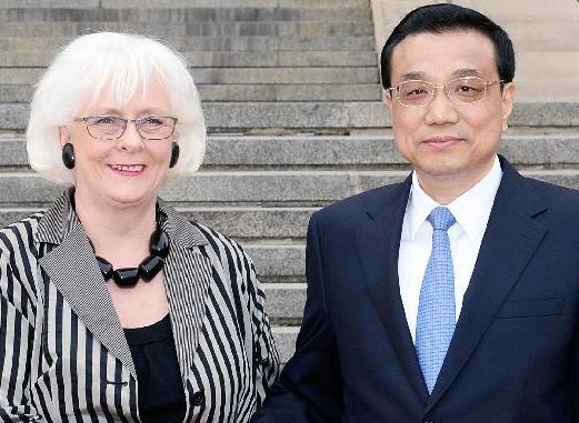 李克强为冰岛总理西于尔扎多蒂访华举行欢迎仪式