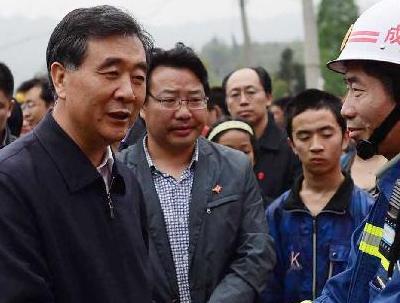 汪洋察看地震灾情并慰问救援人员