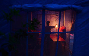 [震后视点]帐篷里的&ldquo;点点烛光&rdquo;