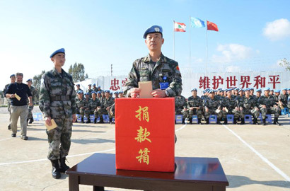 中国赴黎维和官兵心系芦山 捐款救助灾区