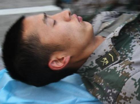 成都军区救援战士被石块砸伤
