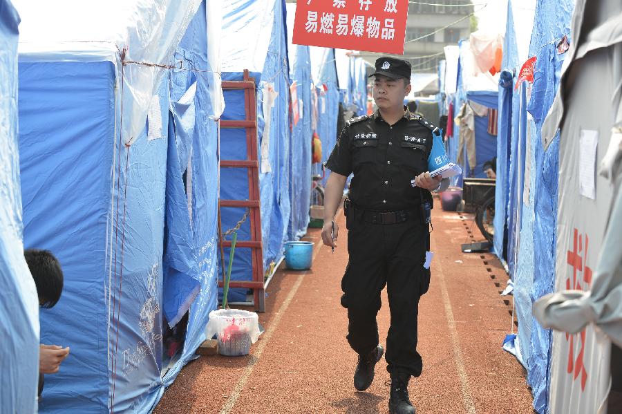 灾区安置点的守护者 群众心里的暖心人&mdash;&mdash;记芦山灾区安置点民警谌勇