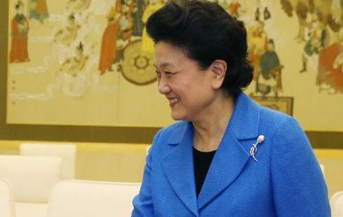 刘延东会见出席国际和平艺术家作品展的外国友人