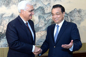 李克强会见印度外长胡尔希德