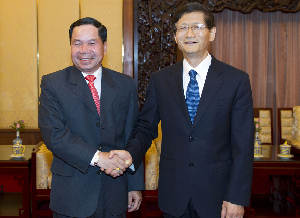 孟建柱会见老挝公安部部长通班