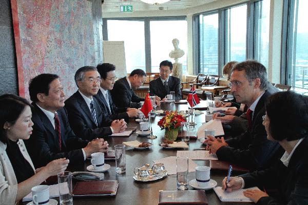 挪威首相斯托尔滕贝格会见刘淇