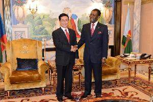 赵洪祝会见赤道几内亚总统奥比昂