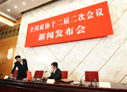 工作人员布置场地