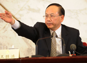 发布会主持人王胜洪