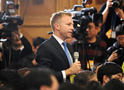 美国哥伦比亚广播公司记者提问