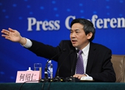 记者会主持人何绍仁