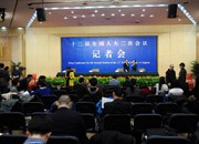 媒体记者在会前交谈