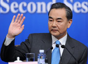 外交部部长王毅向记者致意