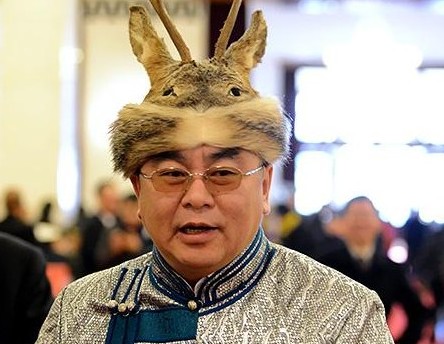 两会花絮：少数民族代表委员的特色帽饰