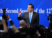 王毅被记者追堵采访