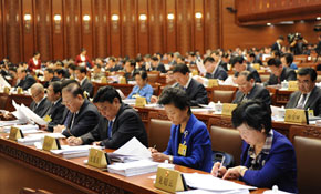 十二届全国人大常委会第八次会议举行第一次全体会议