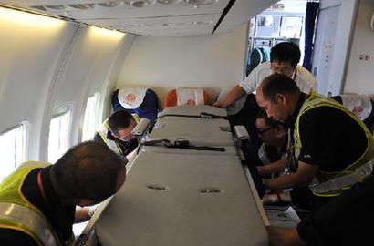 民航公司改装飞机座椅转运地震灾区伤员