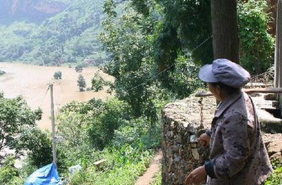 撤离正与不断上升的水位赛跑&mdash;&mdash;牛栏江堰塞湖边村民紧急转移避险