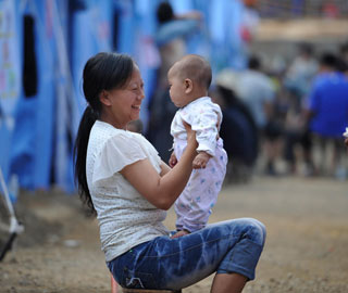 镜头实拍废墟中的温情&mdash;&mdash;母爱