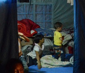 震中夜晚：大人聊天看电视 小孩嬉戏