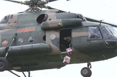 解放军直升机向云南灾区空投方便面