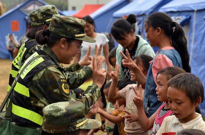 女子心理服务队 为灾区群众心理疏导