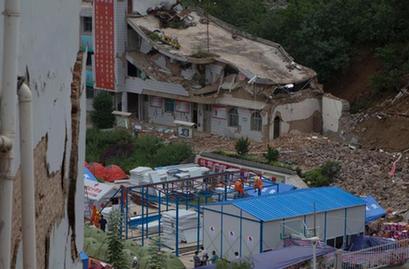 云南鲁甸地震重灾区第一所板房希望小学开建