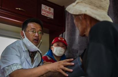 &ldquo;房车机动医疗站&rdquo;服务鲁甸灾区群众