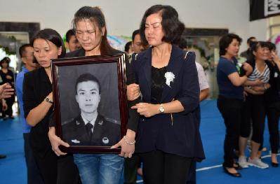 烈士谢樵追悼会在昆明举行 数百人含泪送别