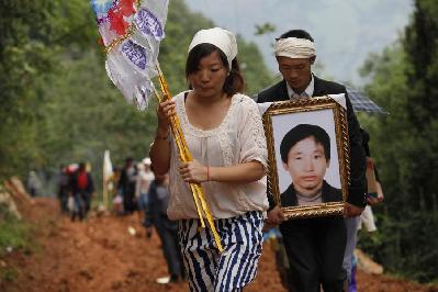 鲁甸地震灾区村民送别救灾逝世的村民组长周清顺