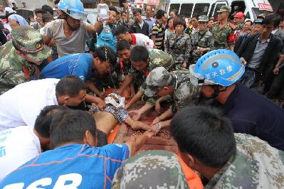 一名挖掘机司机在堰塞湖保通工作中摔落 伤情危重