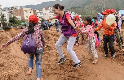 震区帐篷&ldquo;幼儿园&rdquo;开园