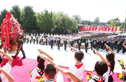 习近平等向抗战烈士敬献花篮