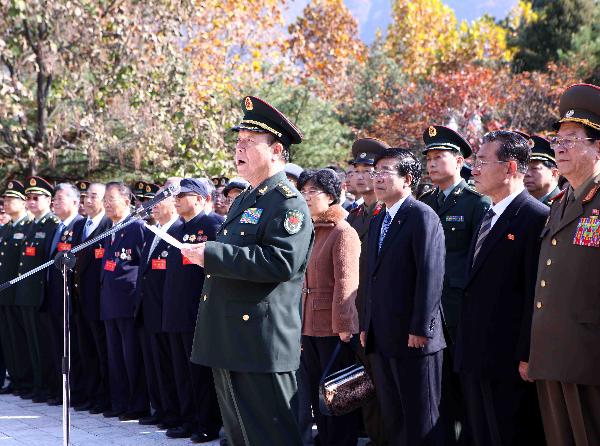 郭伯雄率中国高级军事代表团赴桧仓祭奠志愿军烈士