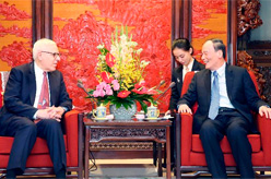 王岐山会见清华大学经管学院顾问委员会海外委员