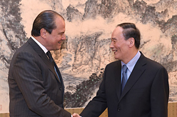 王岐山会见法国社会党第一书记