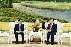 刘云山会见泰国民主党代表团