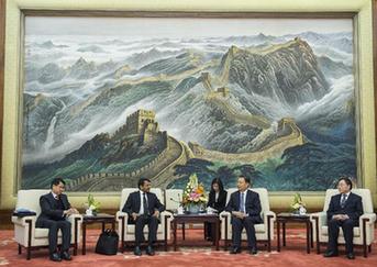 赵乐际会见新加坡客人