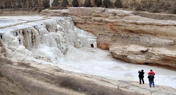 茹河冰瀑美如画