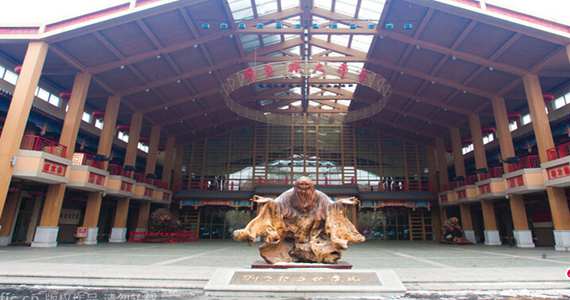 刘老根大舞台橱窗泥塑被指不雅