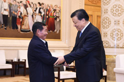 刘云山看望高德荣同志先进事迹报告团成员