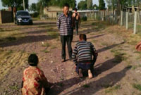 网曝陕西一科协干部逼人向父下跪(组图)